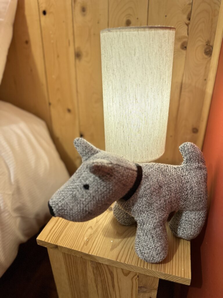 Table de nuit dans un chalet rustique - décoration de chien